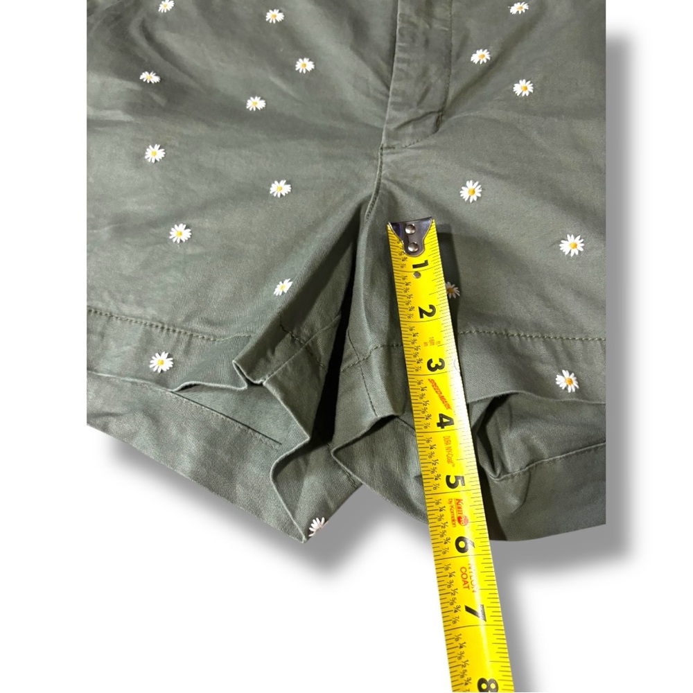 Old Navy Olive Green Small White Floral Print Women's Everyday Mid Rise Shorts - Picture 8 of 10